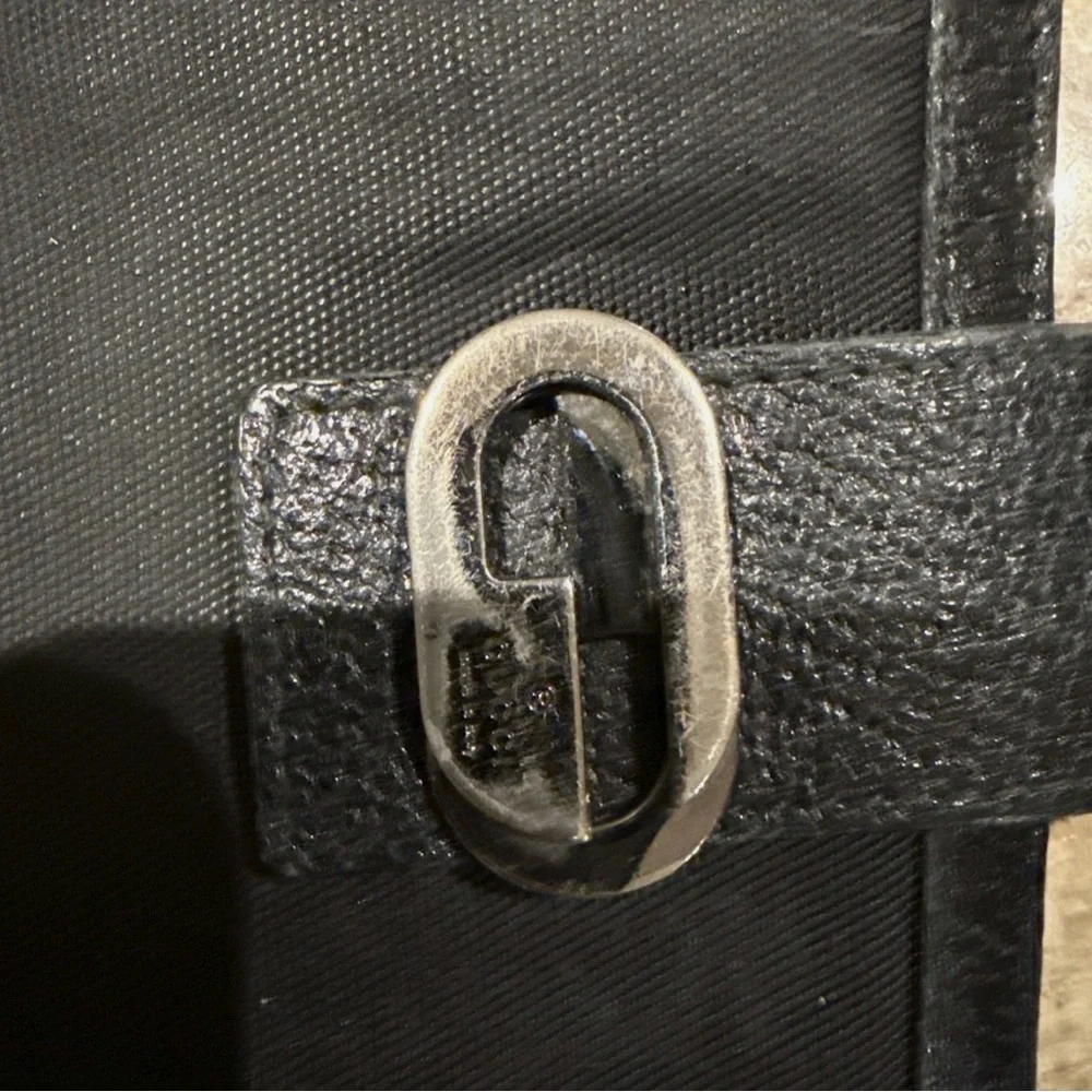 Vintage Gucci Men's Black Wallet with Silver Buckle